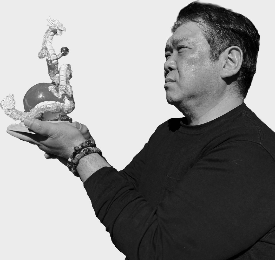 龍神像を手にする造形作家 梅田信一